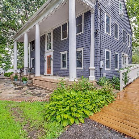 Quintessential New England Home With Patio And Grill! Putnam Extérieur photo