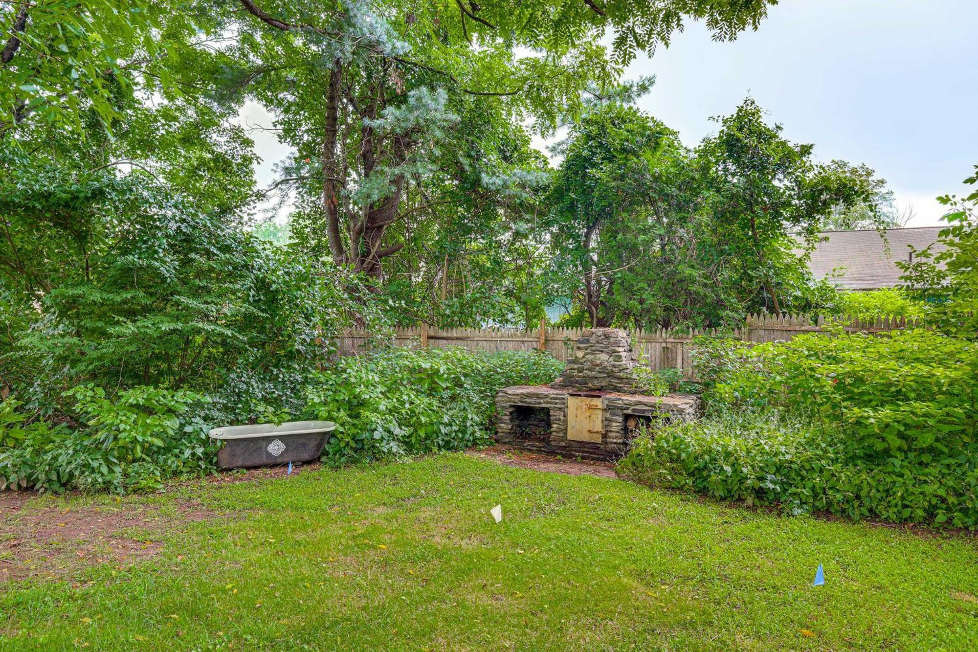 Quintessential New England Home With Patio And Grill! Putnam Extérieur photo