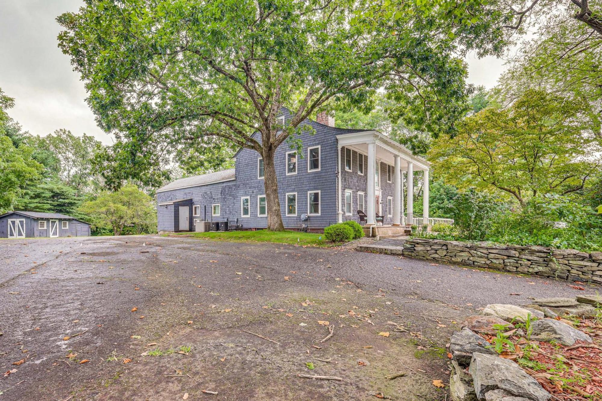 Quintessential New England Home With Patio And Grill! Putnam Extérieur photo