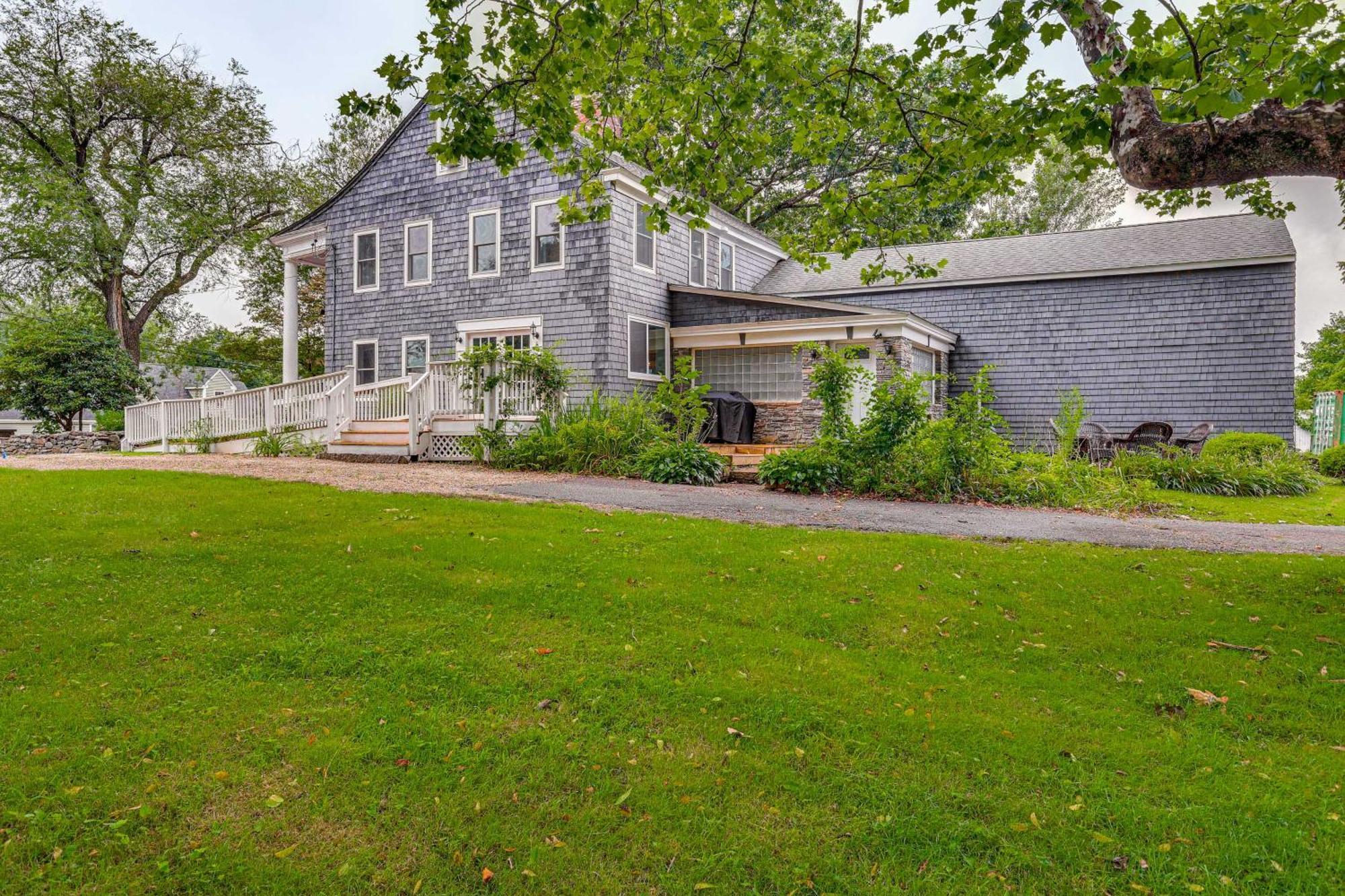 Quintessential New England Home With Patio And Grill! Putnam Extérieur photo