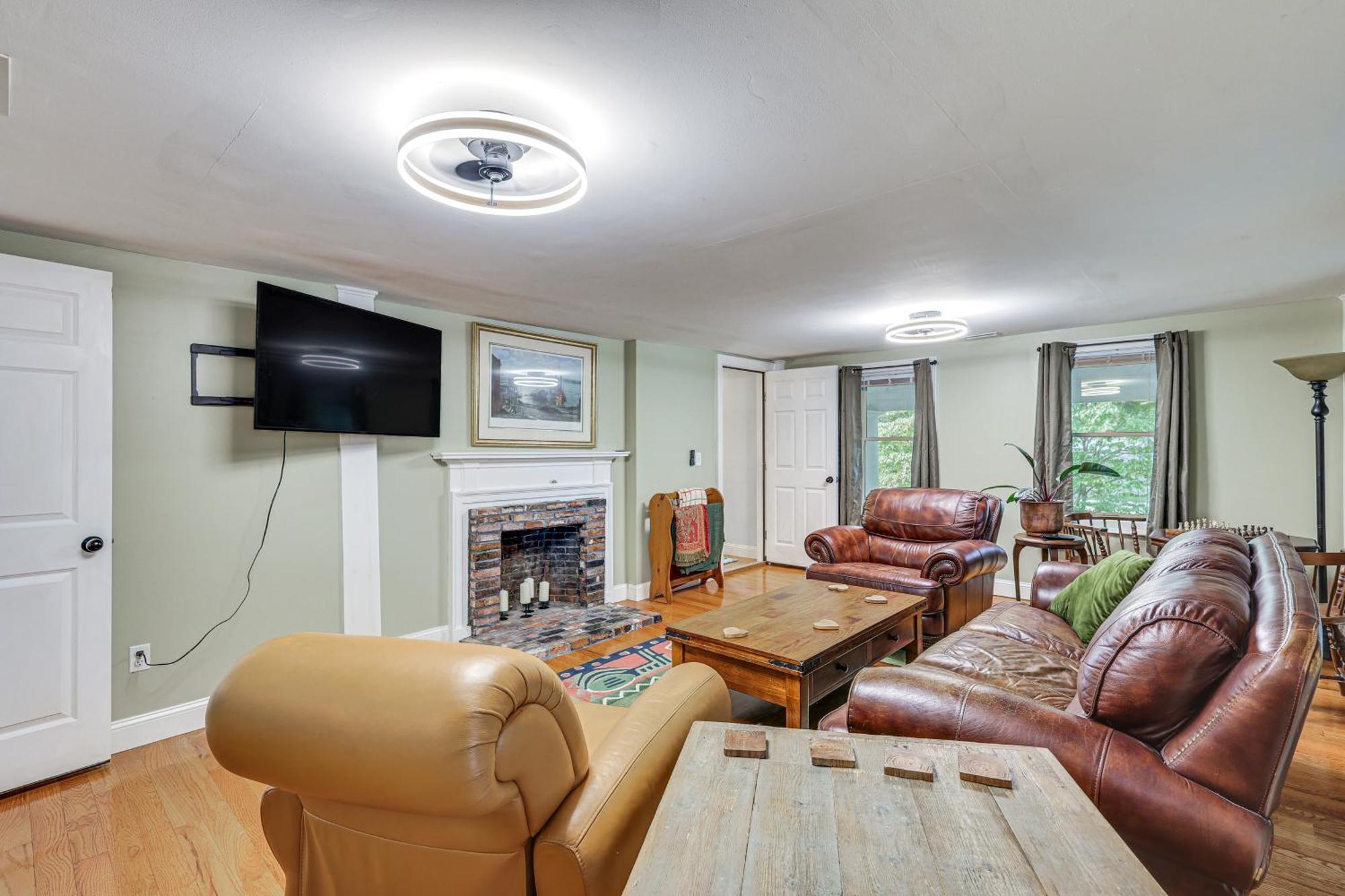 Quintessential New England Home With Patio And Grill! Putnam Extérieur photo